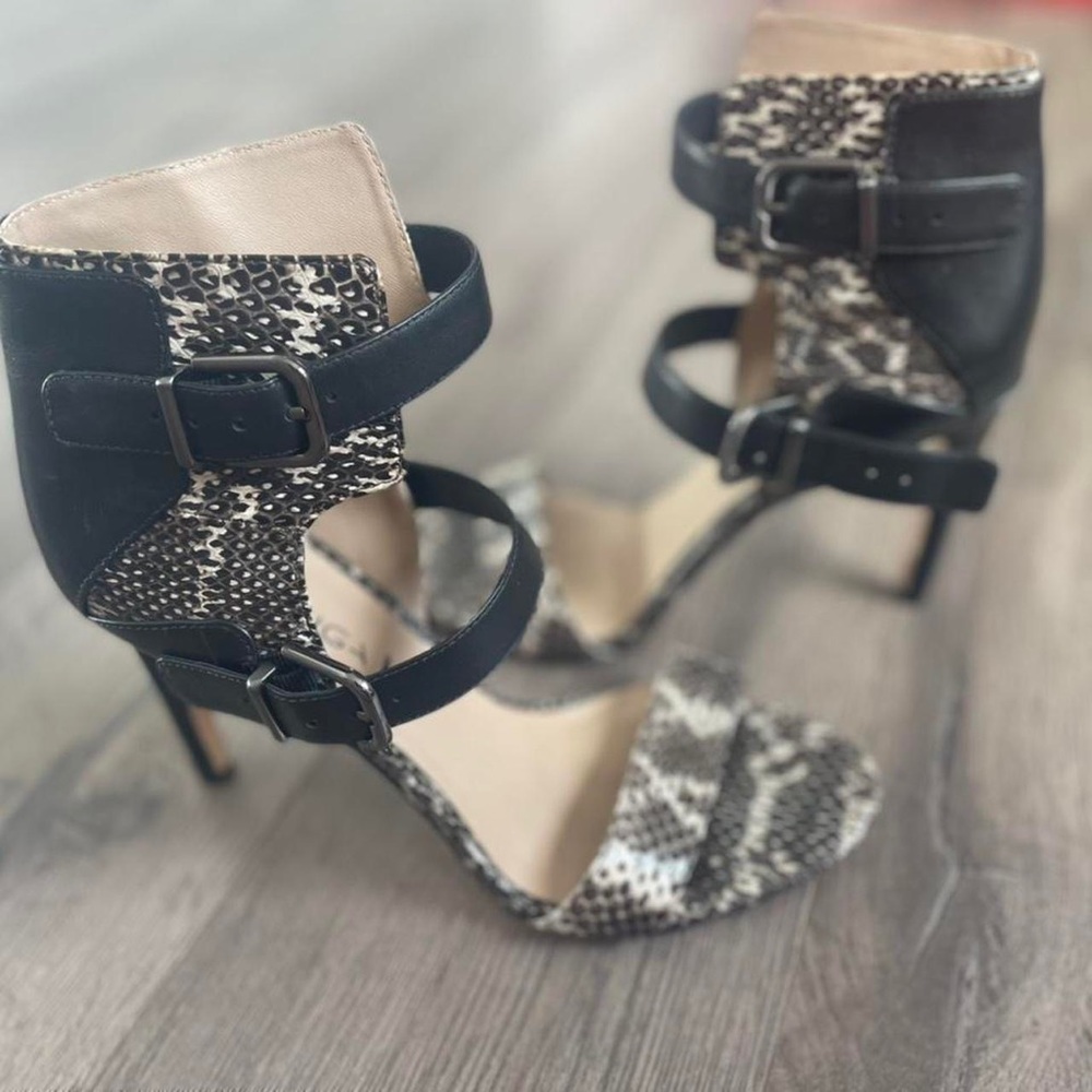 Via Spiga Womens Heels size 8
(EUR38) black buckles snake skin.